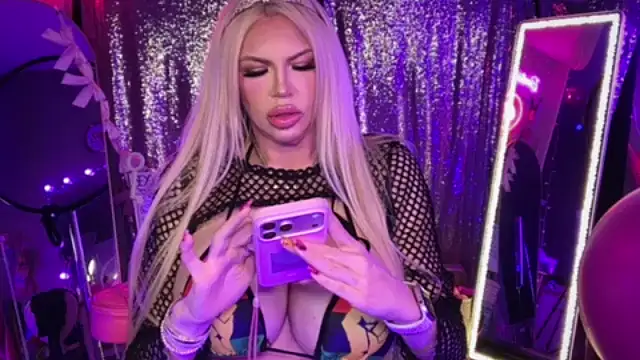 Snapshot of bimbotwerkqueen chatting on 06-20-26, 01:54 bimbotwerkqueen online show from 06-20-26, 01:54