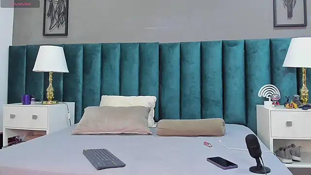 Snapshot of Karol_fenixx chatting on 02-13-25, 11:15 Karol fenixx online show from 02-13-25, 11:15