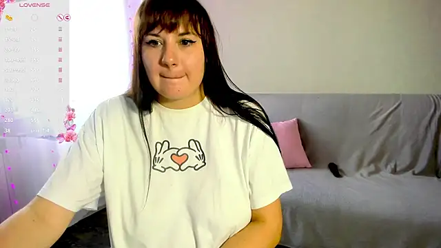 Snapshot of viki_love77 chatting on 06-06-26, 04:28 viki love77 online show from 06-06-26, 04:28