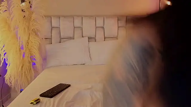 pamela reyes  online show from 10-17-25, 06:32