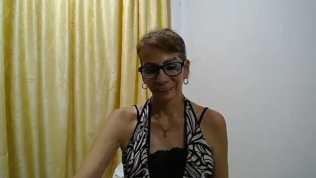 Snapshot of mommysexy16 chatting on 10-10-25, 03:40 mommysexy16 online show from 10-10-25, 03:40