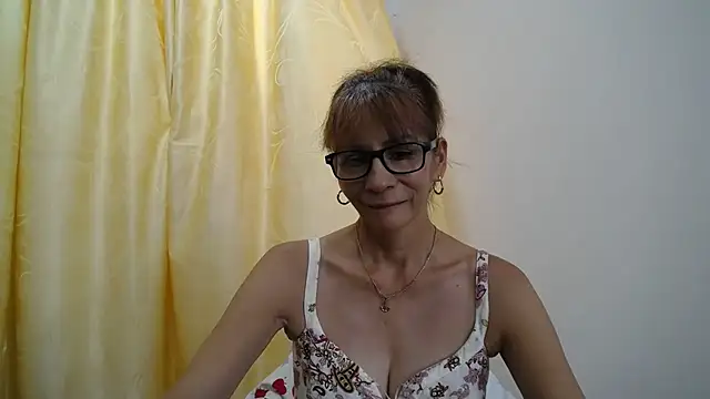 Snapshot of mommysexy16 chatting on 09-14-25, 04:07 mommysexy16 online show from 09-14-25, 04:07
