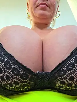 Snapshot of Ruxy42ETT chatting on 06-22-26, 03:47 Ruxy42ETT online show from 06-22-26, 03:47