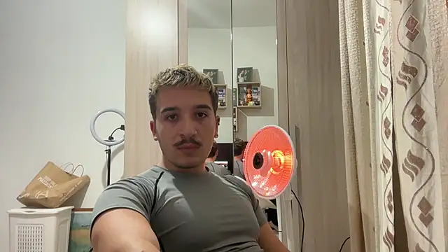 Snapshot of igiuil chatting on 11-17-25, 10:25 igiuil online show from 11-17-25, 10:25