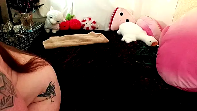 GamerGirlRoxyAndLee online show from 12-21-25, 09:04