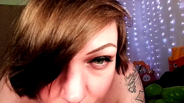 Snapshot of GamerGirlRoxyAndLee chatting on 03-02-25, 04:07 GamerGirlRoxyAndLee online show from 03-02-25, 04:07