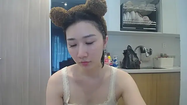Snapshot of Asiagirll chatting on 06-05-26, 06:52 Asiagirll online show from 06-05-26, 06:52