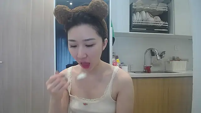 Snapshot of Asiagirll chatting on 06-05-26, 01:21 Asiagirll online show from 06-05-26, 01:21