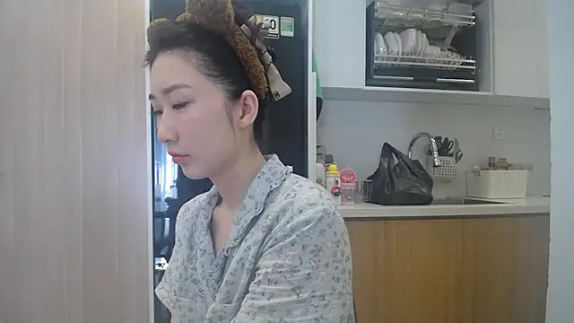 Snapshot of Asiagirll chatting on 06-04-26, 01:32 Asiagirll online show from 06-04-26, 01:32