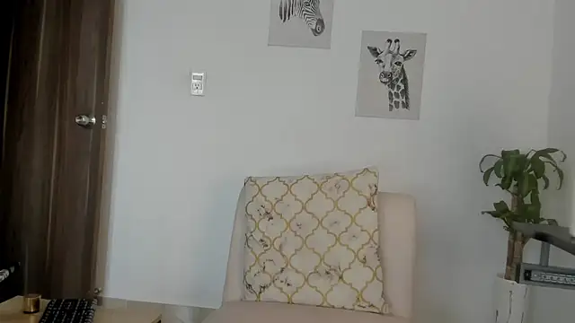 Hanna Risso online show from 10-17-25, 05:26