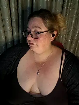 Snapshot of Iceprincess2bad4u chatting on 04-27-26, 06:17 Iceprincess2bad4u online show from 04-27-26, 06:17