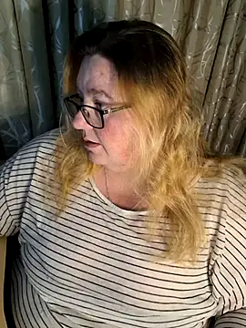 Snapshot of Iceprincess2bad4u chatting on 05-27-26, 06:26 Iceprincess2bad4u online show from 05-27-26, 06:26