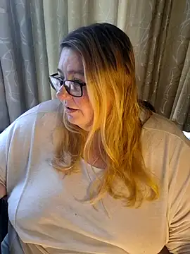Snapshot of Iceprincess2bad4u chatting on 06-14-26, 06:03 Iceprincess2bad4u online show from 06-14-26, 06:03