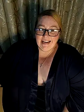 Snapshot of Iceprincess2bad4u chatting on 06-02-26, 06:19 Iceprincess2bad4u online show from 06-02-26, 06:19