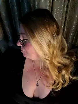 Snapshot of Iceprincess2bad4u chatting on 06-18-26, 06:02 Iceprincess2bad4u online show from 06-18-26, 06:02