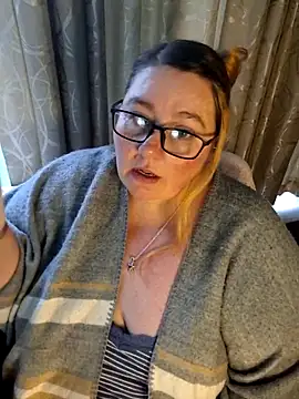 Snapshot of Iceprincess2bad4u chatting on 06-21-26, 06:19 Iceprincess2bad4u online show from 06-21-26, 06:19