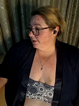 Snapshot of Iceprincess2bad4u chatting on 05-21-26, 07:22 Iceprincess2bad4u online show from 05-21-26, 07:22