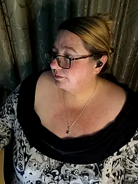 Snapshot of Iceprincess2bad4u chatting on 06-08-26, 06:19 Iceprincess2bad4u online show from 06-08-26, 06:19