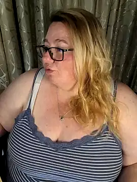 Snapshot of Iceprincess2bad4u chatting on 04-18-26, 06:32 Iceprincess2bad4u online show from 04-18-26, 06:32