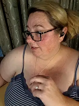 Snapshot of Iceprincess2bad4u chatting on 04-19-26, 05:47 Iceprincess2bad4u online show from 04-19-26, 05:47