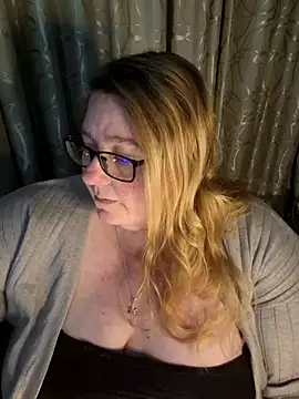 Snapshot of Iceprincess2bad4u chatting on 06-26-26, 06:36 Iceprincess2bad4u online show from 06-26-26, 06:36