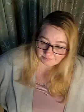 Snapshot of Iceprincess2bad4u chatting on 06-03-26, 06:34 Iceprincess2bad4u online show from 06-03-26, 06:34