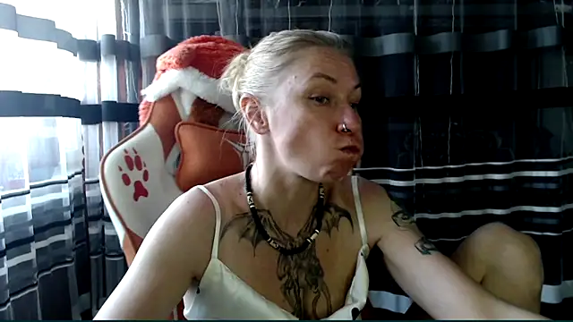 Snapshot of cold_lollipop chatting on 04-21-26, 06:20 cold lollipop online show from 04-21-26, 06:20