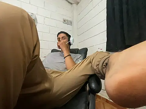 Snapshot of Max_TheHorseDick chatting on 05-27-26, 01:57 Max TheHorseDick online show from 05-27-26, 01:57
