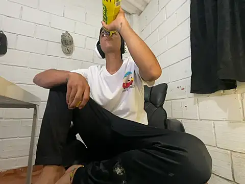 Snapshot of Max_TheHorseDick chatting on 06-19-26, 02:06 Max TheHorseDick online show from 06-19-26, 02:06