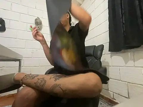 Snapshot of Max_TheHorseDick chatting on 06-06-26, 09:42 Max TheHorseDick online show from 06-06-26, 09:42
