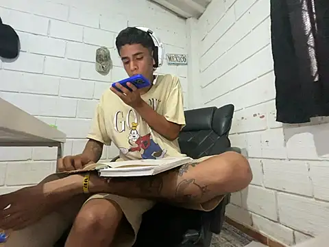 Snapshot of Max_TheHorseDick chatting on 07-09-26, 04:39 Max TheHorseDick online show from 07-09-26, 04:39