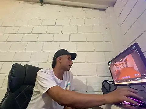 Snapshot of Max_TheHorseDick chatting on 01-17-26, 08:34 Max TheHorseDick online show from 01-17-26, 08:34