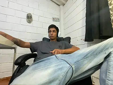 Snapshot of Max_TheHorseDick chatting on 07-03-26, 02:51 Max TheHorseDick online show from 07-03-26, 02:51