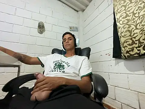 Snapshot of Max_TheHorseDick chatting on 07-23-26, 04:43 Max TheHorseDick online show from 07-23-26, 04:43