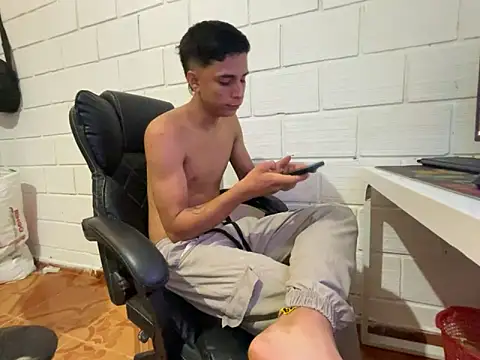 Snapshot of Max_TheHorseDick chatting on 02-06-26, 02:29 Max TheHorseDick online show from 02-06-26, 02:29