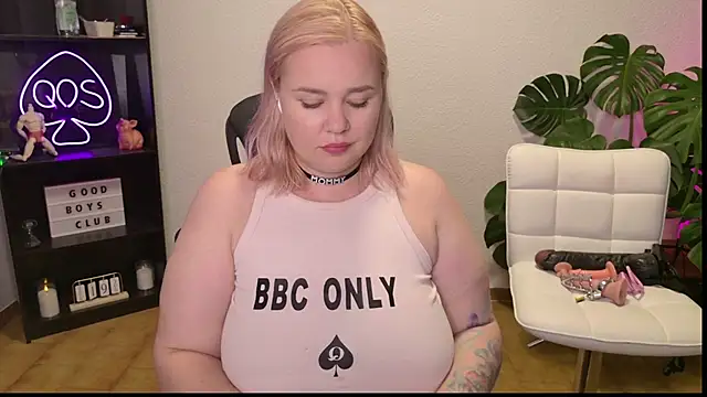 Snapshot of MargotGrey chatting on 06-19-26, 04:13 MargotGrey online show from 06-19-26, 04:13