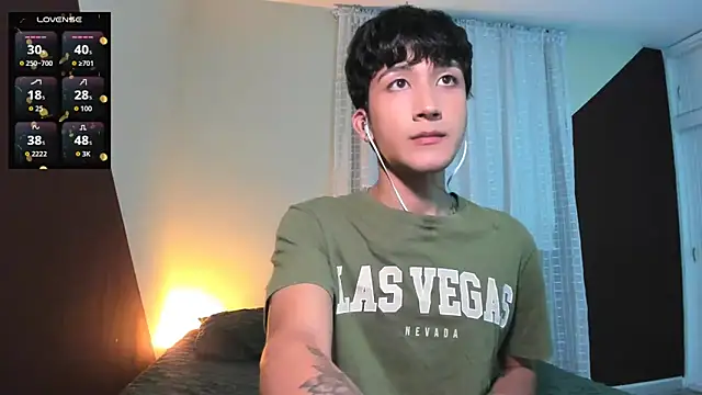 Snapshot of tom_Howard chatting on 05-13-26, 12:39 tom Howard online show from 05-13-26, 12:39