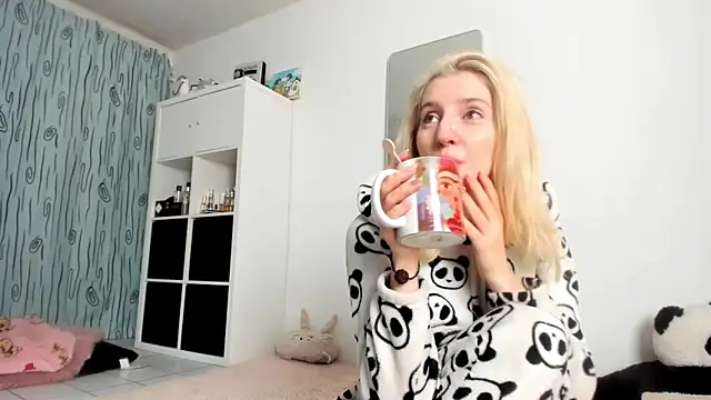 KenzieDawton online show from 10-11-25, 06:03