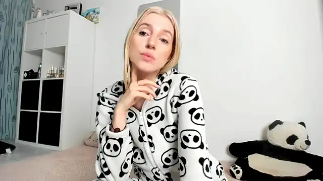 KenzieDawton online show from 10-26-25, 04:24