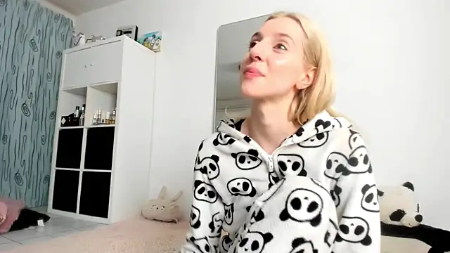 KenzieDawton online show from 10-08-25, 05:42