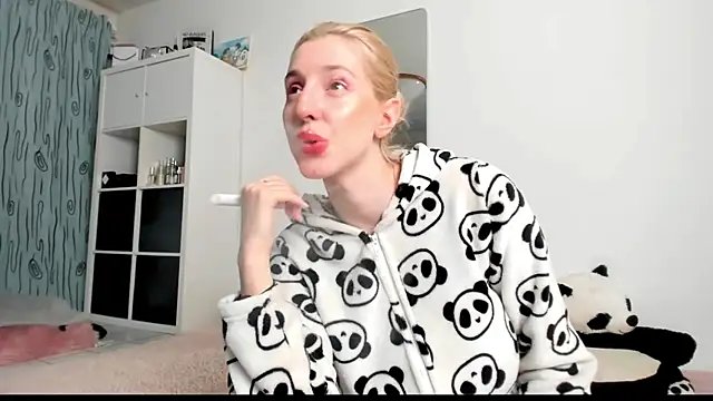 KenzieDawton online show from 03-09-25, 07:12