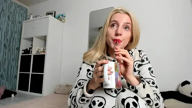 KenzieDawton online show from 10-05-25, 07:54