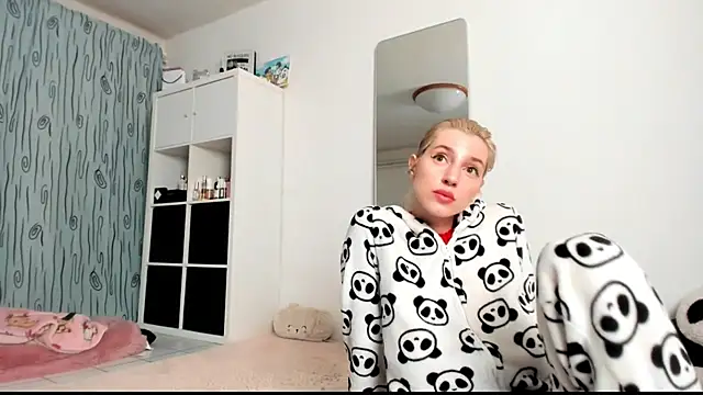 KenzieDawton online show from 02-06-25, 05:03