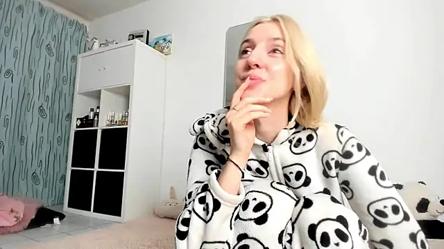 KenzieDawton online show from 10-10-25, 06:03