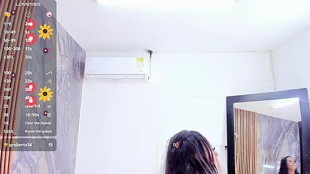 LauraSaenz01 online show from 02-03-26, 06:51