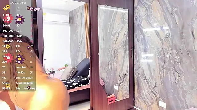 LauraSaenz01 online show from 02-10-26, 03:49