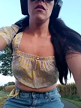 Snapshot of tinny_williams chatting on 09-19-25, 05:39 tinny williams online show from 09-19-25, 05:39