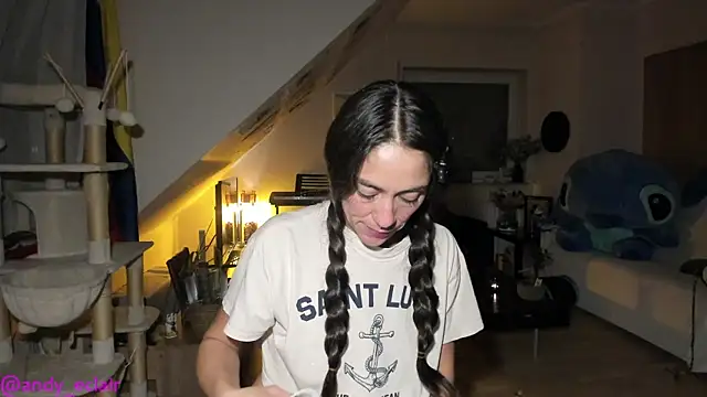 Snapshot of tinny_williams chatting on 10-15-25, 04:33 tinny williams online show from 10-15-25, 04:33