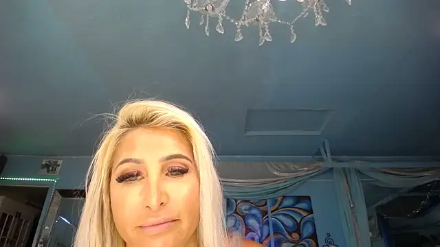 Snapshot of ADRIANNA_FOX chatting on 03-18-25, 07:44 ADRIANNA FOX online show from 03-18-25, 07:44