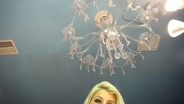 Snapshot of ADRIANNA_FOX chatting on 03-16-25, 04:30 ADRIANNA FOX online show from 03-16-25, 04:30